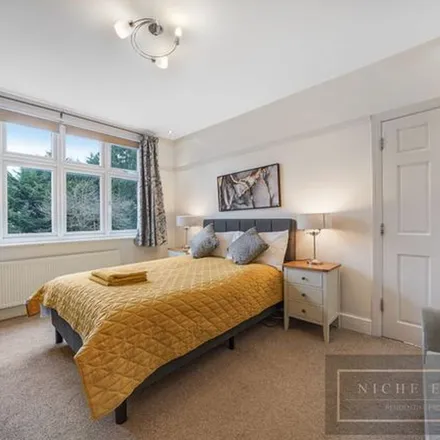 Rent this 6 bed apartment on Hillcourt Avenue in London, N12 8EY