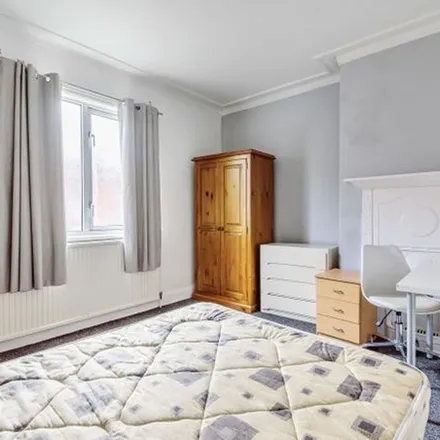 Rent this 6 bed townhouse on 2-20 Rokeby Gardens in Leeds, LS6 3JZ