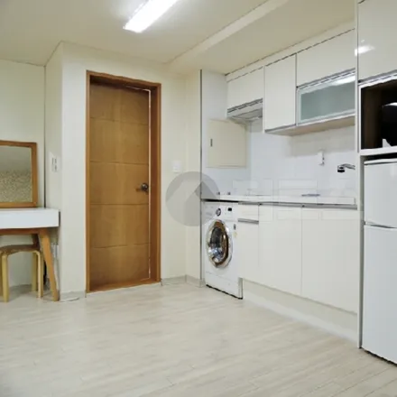 Rent this 1 bed apartment on 서울특별시 강남구 역삼동 698-15