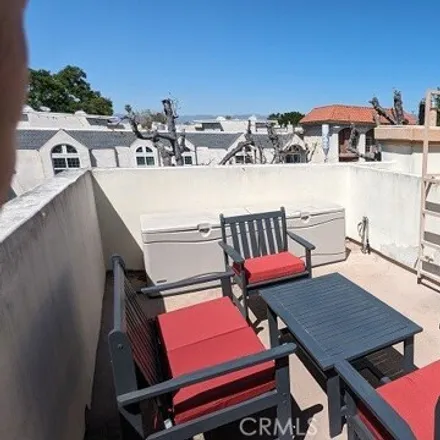 Image 3 - 11100 Camarillo Street, Los Angeles, CA 91602, USA - Townhouse for sale