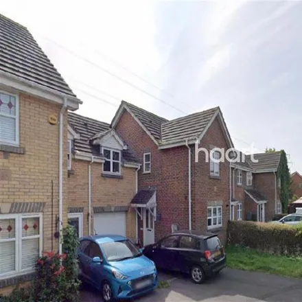 Rent this 3 bed townhouse on Chatsworth Road in Swindon, SN25 4UJ