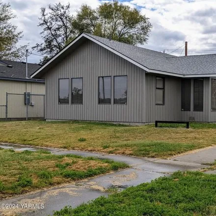 Buy this 2 bed house on 774 East F Street in Yakima, WA 98901