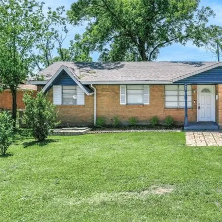 Buy this 3 bed house on 772 Southwest 3rd Street in Moore, OK 73160
