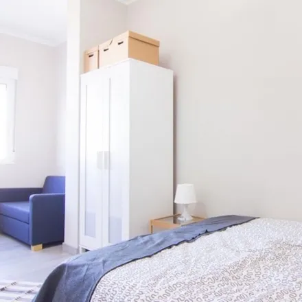Rent this 6 bed apartment on Vetnatura Centro Veterinario in Carrer de Ciscar, 46005 Valencia