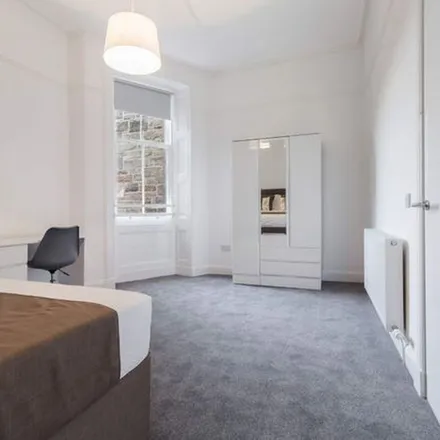 Rent this 5 bed apartment on 37 Merchiston Crescent in City of Edinburgh, EH10 5AJ