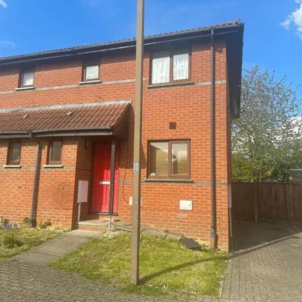 Rent this 3 bed duplex on Fossey Close in Milton Keynes, MK5 7FT