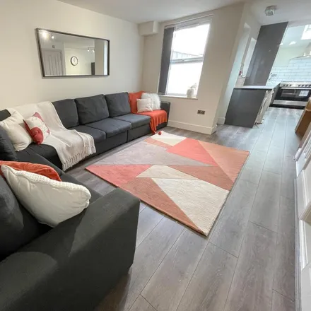 Rent this 6 bed townhouse on Stamford Street in Liverpool, L7 2PT