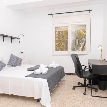 Rent this 5 bed room on Autoservei Alimentació in Carrer de Vila i Vilà, 08001 Barcelona