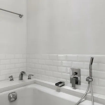 Rent this 4 bed townhouse on 135 West 81st Street in New York, NY 10024