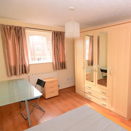 Rent this 5 bed room on 159 Telegraph Place in London, E14 9XB
