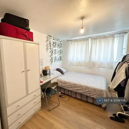 Image 5 - Dolphin Close, London, KT6 4DZ, United Kingdom - Townhouse for rent