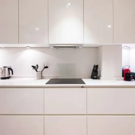 Image 4 - Woburn Place, London, WC1H 0JR, United Kingdom - Apartment for rent