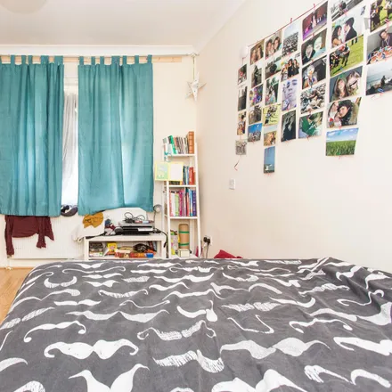 Rent this 5 bed room on 10 Wulfstan Street in London, W12 0AH