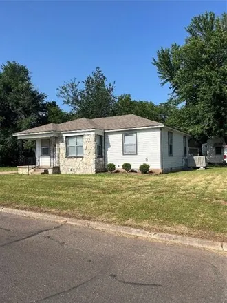 Rent this 3 bed house on 1128 East Lockheed Drive in Midwest City, OK 73110