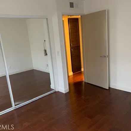 Image 3 - 18241 Burbank Boulevard, Los Angeles, CA 91356, USA - Townhouse for rent