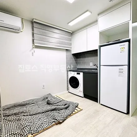 Rent this studio apartment on 서울특별시 관악구 봉천동 1652-8