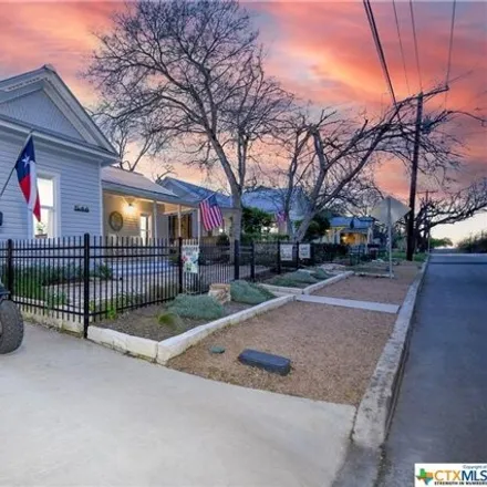 Image 3 - 492 South Academy Avenue, New Braunfels, TX 78130, USA - House for sale