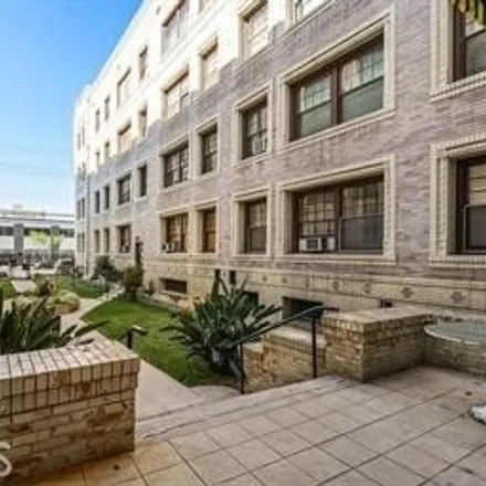 Image 3 - 2127 James M Wood Boulevard, Los Angeles, CA 90006, USA - Condo for sale