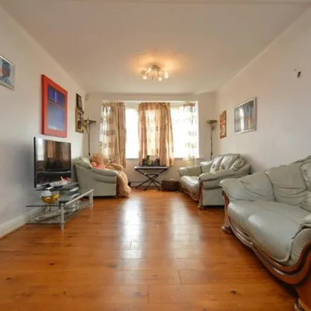 Image 2 - 95 Stradbroke Grove, London, IG5 0DW, United Kingdom - Duplex for sale