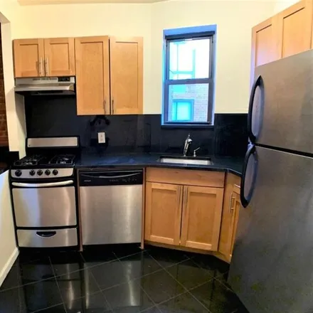 Rent this 3 bed condo on 147 East 81st Street in New York, NY 10028