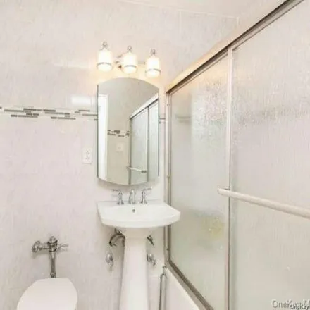 Image 4 - 679 West 239th Street, New York, NY 10471, USA - Apartment for sale