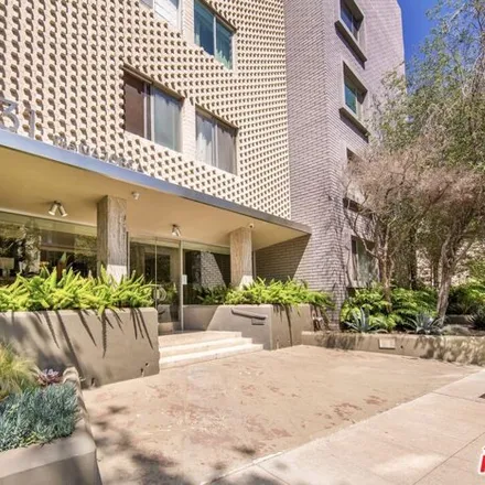 Rent this 2 bed condo on Rossmore & Rosewood in North Rossmore Avenue, Los Angeles