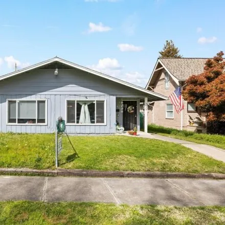 Buy this 5 bed house on 740 Palm Street in Medford, OR 97501