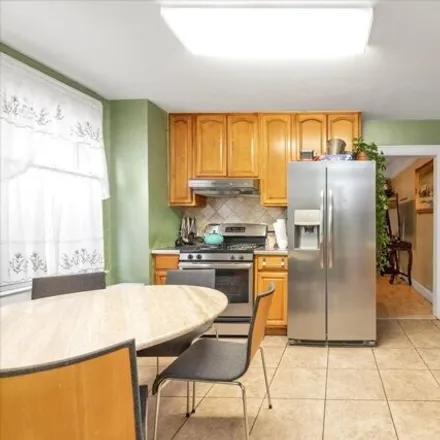 Image 4 - 7-27 125th Street, New York, NY 11356, USA - House for sale