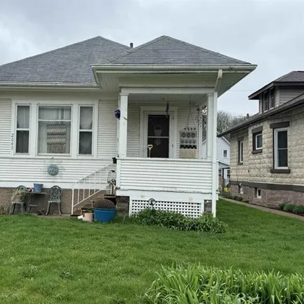 Buy this 2 bed house on 2663 Washington Street in Dubuque, IA 52001