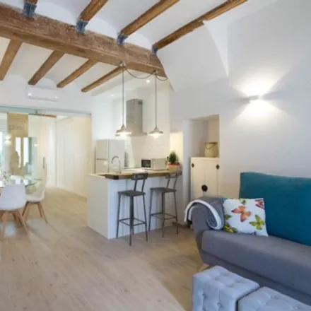 Rent this 2 bed townhouse on Carrer de la Reina in 139, 46011 Valencia