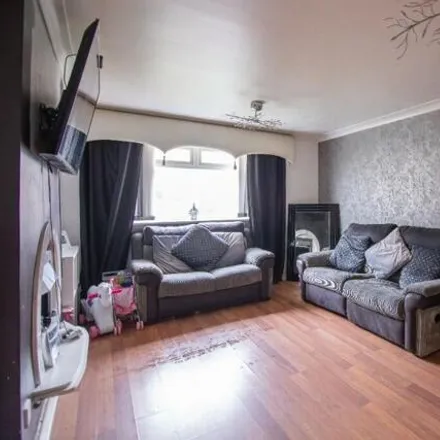 Image 5 - Dunnottar Street, Glasgow, G33 3TD, United Kingdom - Apartment for sale