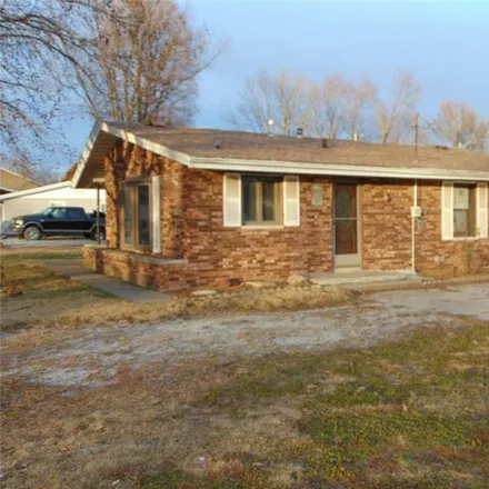 Buy this 2 bed house on 726 East Olive Street in Du Quoin, IL 62832