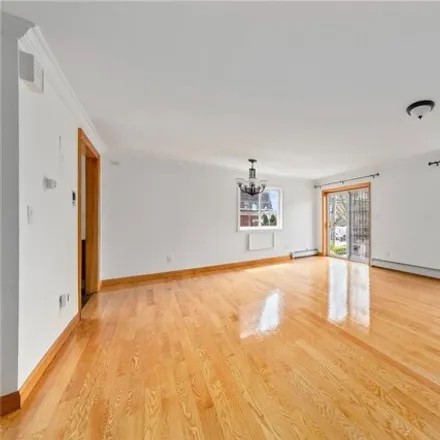Image 5 - 25-05 124th Street, New York, NY 11354, USA - House for sale