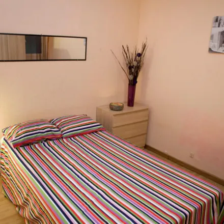 Rent this 5 bed room on Carrer de Roger de Flor in 126, 08013 Barcelona