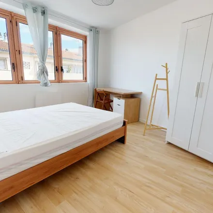 Rent this 3 bed apartment on 111 Cours du Maréchal Gallieni in 33000 Bordeaux, France