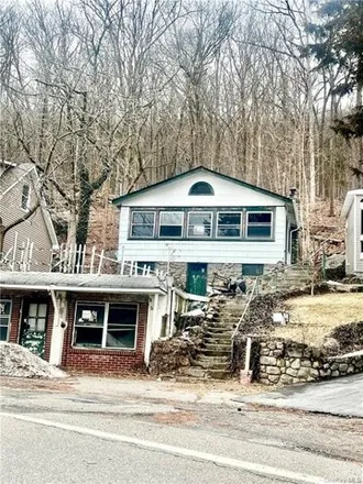 Buy this 3 bed house on 681 Jersey Avenue in Village of Greenwood Lake, Warwick