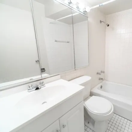 Image 6 - 6815 N Sheridan Rd Apt 304, Chicago, Illinois, 60626 - Apartment for rent