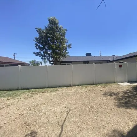 Image 2 - 204 South Moraine Street, Tulare, CA 93274, USA - House for sale