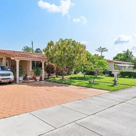Image 2 - 981 W 53rd St, Hialeah, Florida, 33012 - House for sale