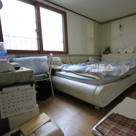 Rent this 2 bed apartment on 서울특별시 강남구 신사동 567-10