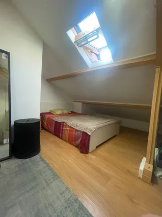 Rent this 6 bed room on Rua Fernando Pessoa in 1700-354 Lisbon, Portugal