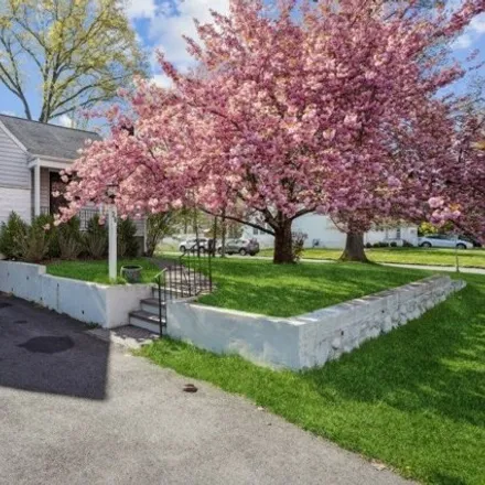 Image 3 - Crest Terrace, Northfield, Livingston, NJ 07039, USA - House for sale