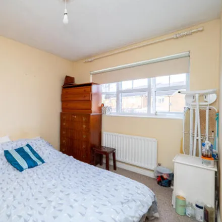 Image 3 - 55 Bakers Gardens, London, SM5 2SF, United Kingdom - House for sale