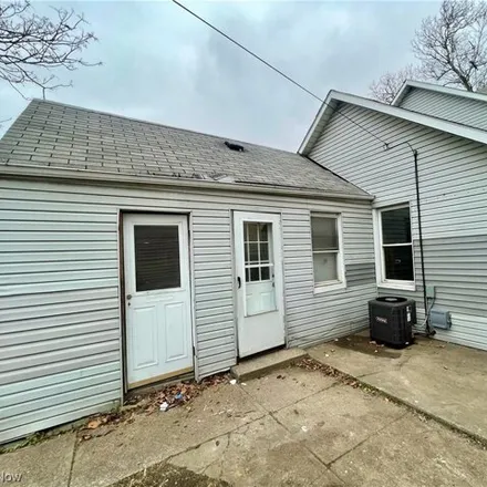 Image 3 - 3469 Wade Avenue, Cleveland, OH 44113, USA - House for sale