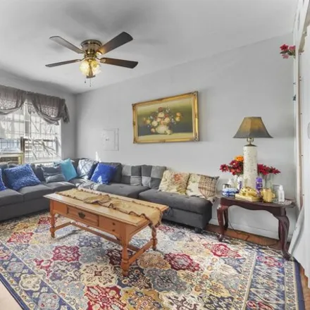 Image 3 - 608 Ocean Avenue, West Bergen, Jersey City, NJ 07305, USA - House for sale