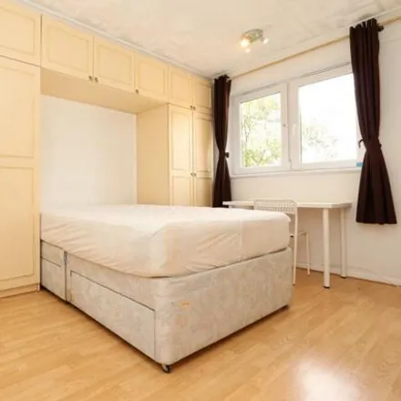 Rent this studio house on Collingwood SureStart Childrens Centre in Buckhurst Street, London