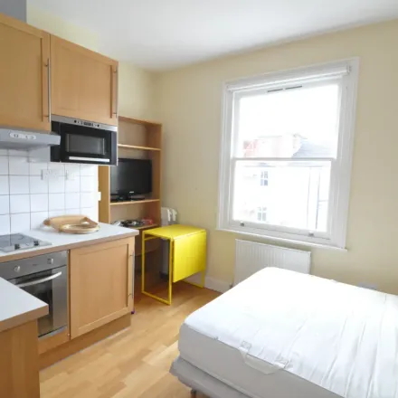 Image 2 - 33 Warbeck Road, London, W12 8NT, United Kingdom - Apartment for rent