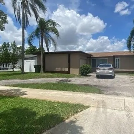 Image 3 - 530 N Douglas Rd, Pembroke Pines, Florida, 33024 - House for sale