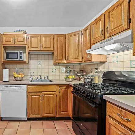 Image 5 - 3900 Blackstone Avenue, New York, NY 10471, USA - Condo for sale