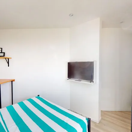 Rent this 3 bed apartment on 19 Avenue Philippe Lebon in 83000 Toulon, France